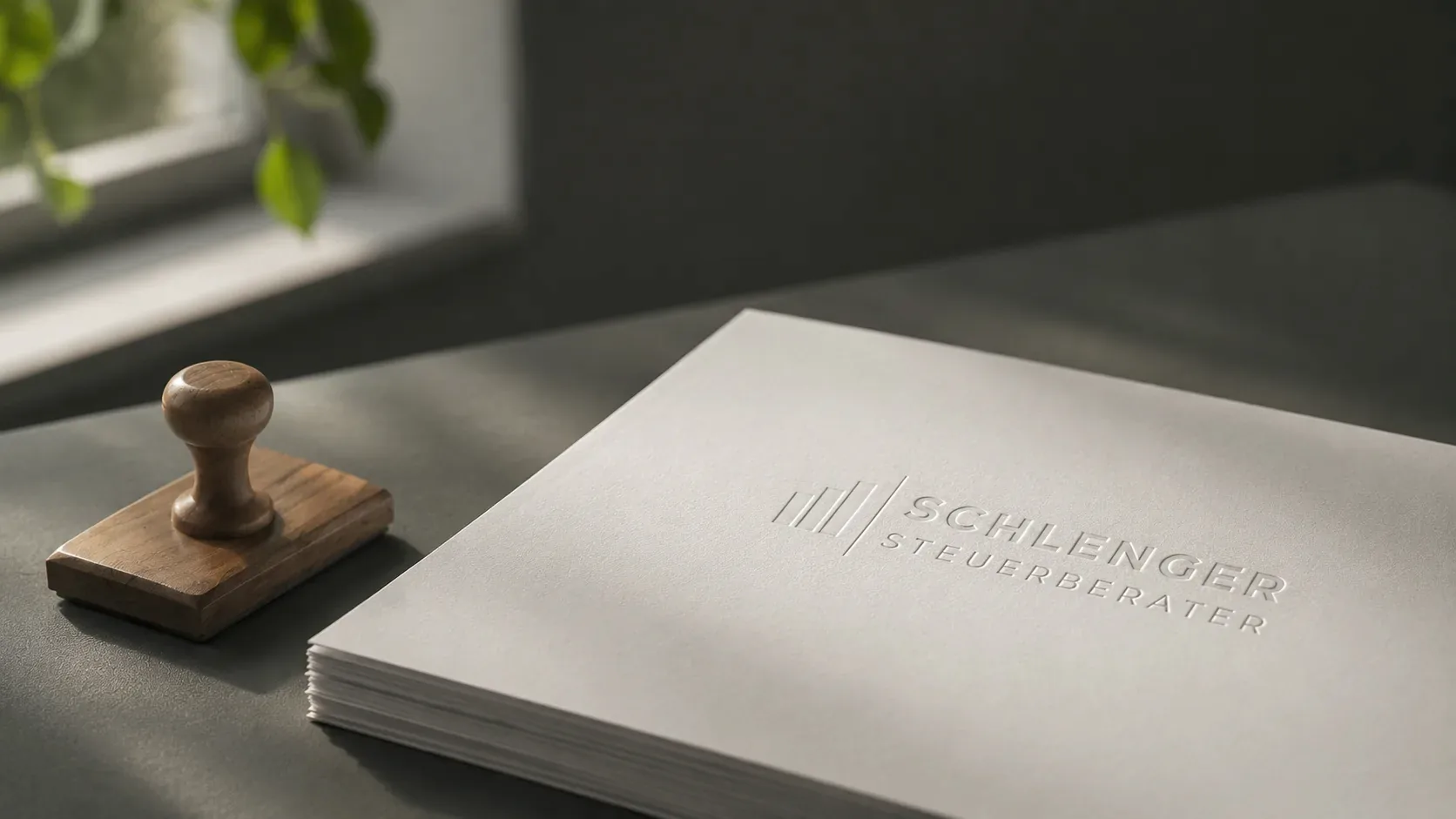 Stempel und Unterlagen mit dem Logo von Schlenger Steuerberater in Mainz – Existenzgründung
