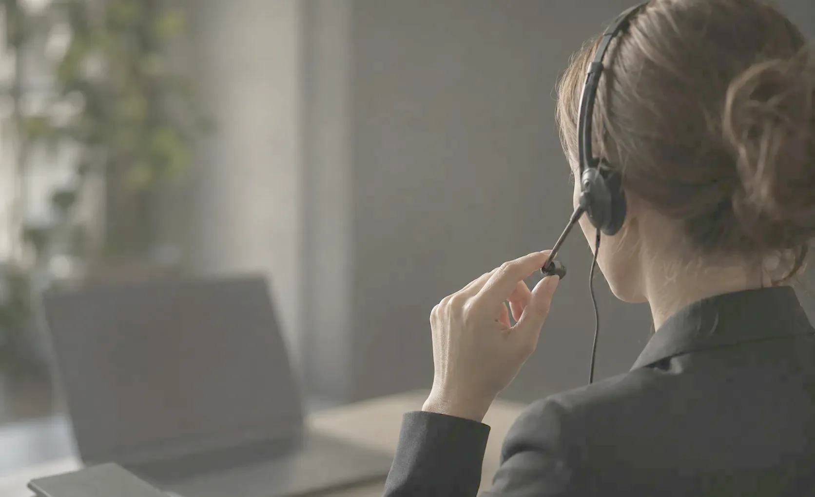 Mitarbeiterin mit Headset am Telefon – Kontakt zu Schlenger Steuerberater in Mainz